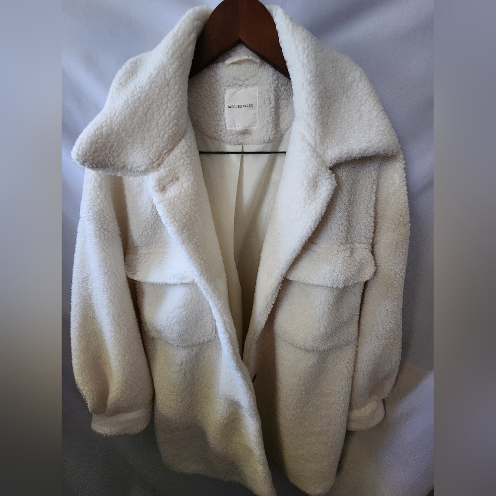 Avec Les Filles Faux Sherling White Shacket. Size Large.